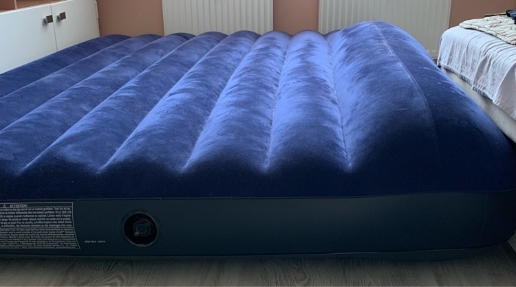 Кровать надувная Intex 64765 DURA-BEAM CLASSIC DOWNY, King, 152x203x25 см, флок+ручной насос+надув.подушки(2 шт.), отзывы покупателей, фото 1