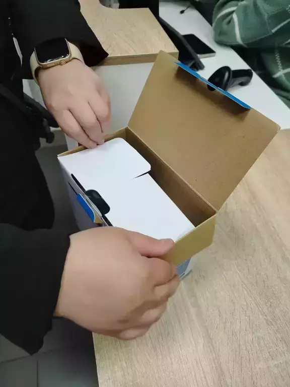 https://media.apltcdn.com/media_files/68d5/5c89/d89d/ff00/0130/bf00/large.jpeg?1758813320