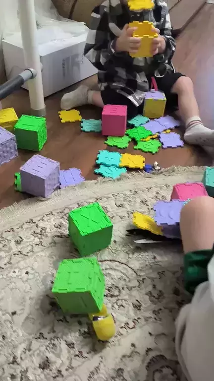 https://media.apltcdn.com/media_files/68d5/5f25/d89d/ff00/0130/c4d0/large.jpg?1758813987