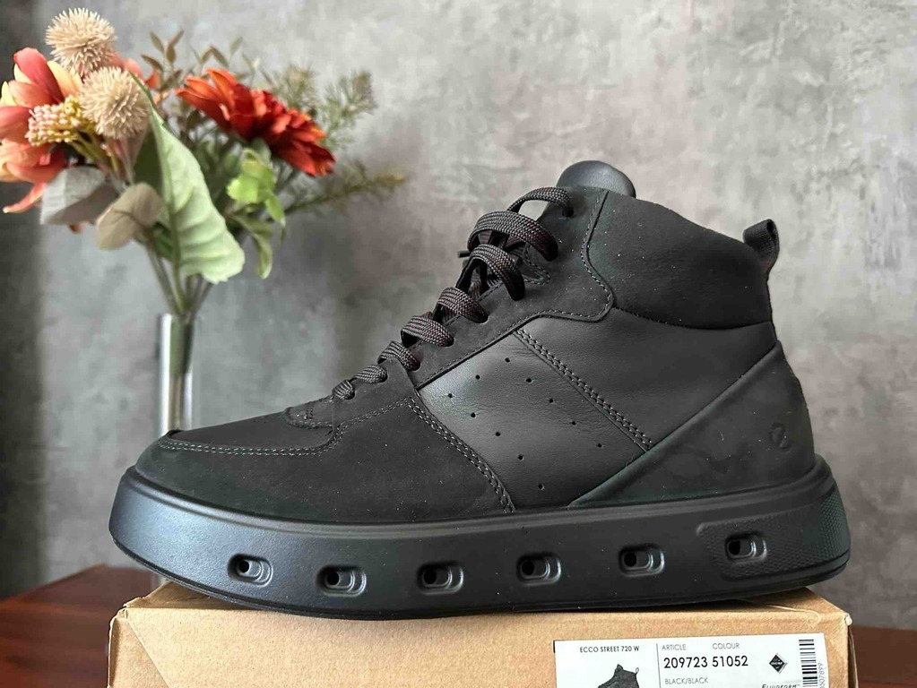 ECCO STREET 720 W